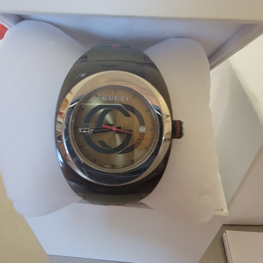 Mens Gucci watch, large